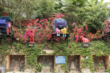 Shenzhen, Çin - 11 Nisan 2025: Qianjiang River Sanat Merkezi Shenzhen, Çin 'de yer almaktadır. Esasen klasik Çin ve Avrupa tarzına odaklanan birçok farklı temaya sahip bir sanat merkezidir.