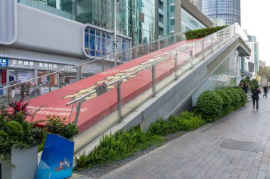 Shenzhen, China- 11 Nisan 2025: Shenzhen, Çin 'de Huaqiangbei manzarası. Dünyanın en büyük elektronik pazarı. Çeşitli bileşenler, aletler ve anlaşmalar bulabileceğiniz bir yer.