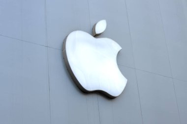 Shenzhen, Çin - 11 Nisan 2025: Çin, Shenzhen 'deki mağazanın önünde Apple logosu.