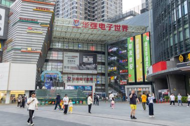 Shenzhen, China- 11 Nisan 2025: Shenzhen, Çin 'de Huaqiang Elektronik Dünyası. Elektronik bileşenler ve ikinci el elektronik ürünler içeriyordu.