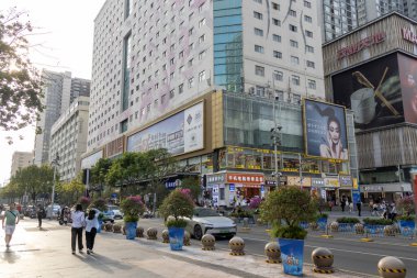 Shenzhen, China- 11 Nisan 2025: Shenzhen, Çin 'de Huaqiangbei manzarası. Dünyanın en büyük elektronik pazarı. Çeşitli bileşenler, aletler ve anlaşmalar bulabileceğiniz bir yer.