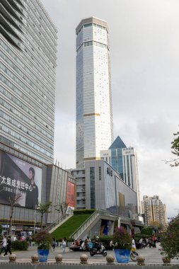 Shenzhen, Çin - 11 Nisan 2025: Shenzhen, Çin 'deki Shenzhen Electronic Group' un kısaltmasıyla SEG Plaza. 72 katlı bir gökdelen.