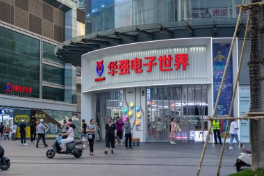 Shenzhen, China- 11 Nisan 2025: Shenzhen, Çin 'de Huaqiang Elektronik Dünyası. Elektronik bileşenler ve ikinci el elektronik ürünler içeriyordu.