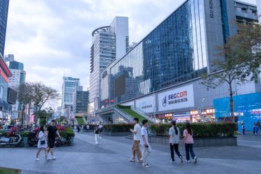 Shenzhen, China- 11 Nisan 2025: Shenzhen, Çin 'de Huaqiangbei manzarası. Dünyanın en büyük elektronik pazarı. Çeşitli bileşenler, aletler ve anlaşmalar bulabileceğiniz bir yer.