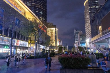 Shenzhen, China- 11 Nisan 2025: Shenzhen, Çin 'de Huaqiangbei manzarası. Dünyanın en büyük elektronik pazarı. Çeşitli bileşenler, aletler ve anlaşmalar bulabileceğiniz bir yer.