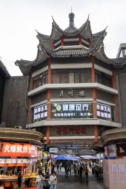 Shenzhen, Çin... 12 Nisan 2025 'te müşteriler ve ziyaretçiler Çin' in Shenzhen kentindeki ünlü Dongmen Pedestrian Sokağı 'nı doldurdular. Yaya dostu bir ortamda modernliğin geleneklerle buluştuğu yerdir.