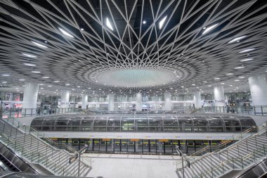 Shenzhen, Çin - 12 Nisan 2025: Shenzhen, Çin 'deki Gangxia North metro istasyonu. Çok moderndir. Tavanda ışığın istasyona girmesini sağlayan büyük delikler vardır..