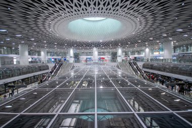 Shenzhen, Çin - 12 Nisan 2025: Shenzhen, Çin 'deki Gangxia North metro istasyonu. Çok moderndir. Tavanda ışığın istasyona girmesini sağlayan büyük delikler vardır..