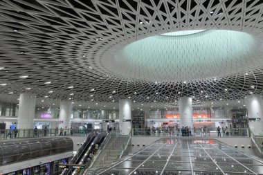 Shenzhen, Çin - 12 Nisan 2025: Shenzhen, Çin 'deki Gangxia North metro istasyonu. Çok moderndir. Tavanda ışığın istasyona girmesini sağlayan büyük delikler vardır..