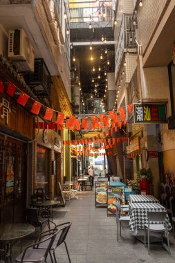 Shenzhen, Çin - 12 Nisan 2025: Shenzhen, Çin 'deki Shuiwei Kültür Bloğu 1368. Çin Cumhuriyeti 'ni andıran atari salonlarına dönüşmüş durumda.