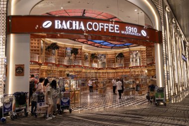 Singapur, 8 Nisan 2025, Singapur, Changi Havaalanı 'ndaki Bacha kahvenin önünde. Bacha Kahve lüks bir kahve markasıdır.