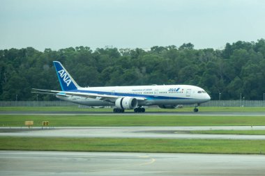 Singapur - 8 Nisan 2025: ANA Havayolu 'ndan Singapur Changi Havaalanı' na giden uçak. Oturma kapasitesi 41,5 milyon olan Changi Havalimanı dünyanın en yoğun havaalanlarından biridir..