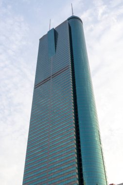 Shenzhen, Çin - 10 Nisan 2025: Shun Hing Meydanı, aynı zamanda Çin 'in Shenzhen şehrinde Diwang Binası olarak adlandırılır. Bir zamanlar Shenzhen 'in en yüksek gökdeleniydi.,