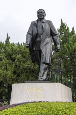 Shenzhen, China- 10 Nisan 2025 Shenzhen, Çin 'deki Lianhuashan Park' ında Bay Deng Xiaoping 'in heykeli. O, Çin 'in reform ve açılışının baş tasarımcısıydı..