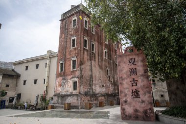 Shenzhen, Çin - 12 Nisan 2025: 200 yıldan uzun bir geçmişi olan Çin 'in Shenzhen kentindeki Guanlan Antik Harabeleri. Shenzhen 'de Hakka kültürünü en iyi temsil eden yerlerden biridir.