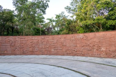 Shenzhen, Çin - 14 Nisan 2025 Shenzhen Uluslararası Bahçe ve Çiçek Fuarı Parkı, Shenzhen, Çin. Parkta zengin çiçek manzaralı geleneksel Çin mimari tarzları yer alıyor.