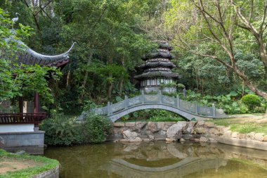 Shenzhen, Çin - 14 Nisan 2025 Shenzhen Uluslararası Bahçe ve Çiçek Fuarı Parkı, Shenzhen, Çin. Parkta zengin çiçek manzaralı geleneksel Çin mimari tarzları yer alıyor.