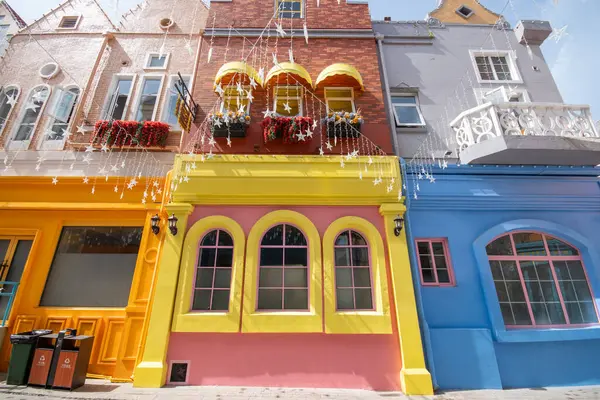 Shenzhen, Çin - 14 Nisan 2025: Melania Town, Çin 'in Shenzhen şehrinin merkezinde küçük bir Avrupa kasabası. Binaların ve tasarımın Avrupa tarzı olduğu bir kompleks.