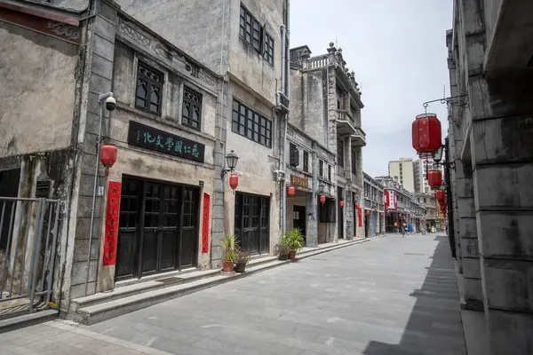 Shenzhen, Çin - 12 Nisan 2025: 200 yıldan uzun bir geçmişi olan Çin 'in Shenzhen kentindeki Guanlan Antik Harabeleri. Shenzhen 'de Hakka kültürünü en iyi temsil eden yerlerden biridir.