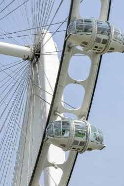 Shenzhen, China- 9 Nisan 2025: Happy Harbour, Shenzhen 'deki Körfez Bölgesi Dönme Dolabının Işığı. Toplamda 28 dev ithal arabası var. Her arabanın net alanı 16.8 metrekaredir.