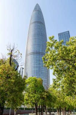 Shenzhen, China- 9 Nisan 2025 Shenzhen Talent 's Park' tan Shenzhen 'in ufuk çizgisi. Shenzhen şu anda Çin 'de 200 ve 300 metre yüksekliğindeki en yüksek gökdelenlere sahip.