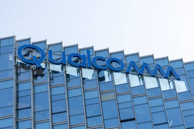 Shenzhen, Çin... 9 Nisan 2025, Qualcomm 'un işareti binanın tepesinde. Qualcomm Incorporated, merkezi San Diego, Kaliforniya 'da bulunan çok uluslu bir Amerikan şirketidir.,