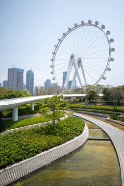 Shenzhen, China- 9 Nisan 2025: Happy Harbour, Shenzhen 'deki Körfez Bölgesi Dönme Dolabının Işığı. Toplamda 28 dev ithal arabası var. Her arabanın net alanı 16.8 metrekaredir.