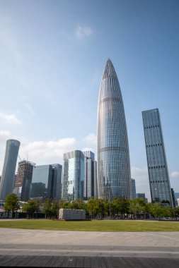 Shenzhen, China- 9 Nisan 2025 Shenzhen Talent 's Park' tan Shenzhen 'in ufuk çizgisi. Shenzhen şu anda Çin 'de 200 ve 300 metre yüksekliğindeki en yüksek gökdelenlere sahip.