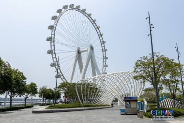 Shenzhen, China- 9 Nisan 2025: Happy Harbour, Shenzhen 'deki Körfez Bölgesi Dönme Dolabının Işığı. Toplamda 28 dev ithal arabası var. Her arabanın net alanı 16.8 metrekaredir.
