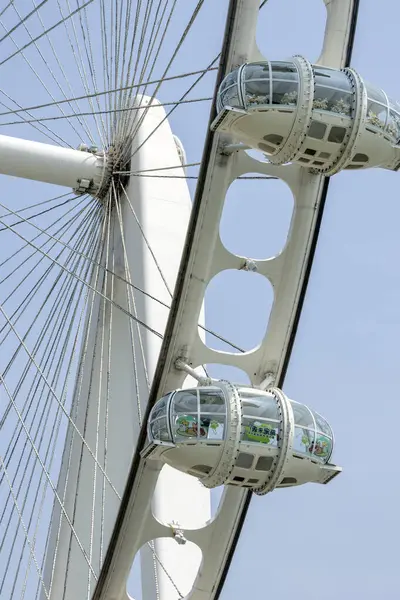 Shenzhen, China- 9 Nisan 2025: Happy Harbour, Shenzhen 'deki Körfez Bölgesi Dönme Dolabının Işığı. Toplamda 28 dev ithal arabası var. Her arabanın net alanı 16.8 metrekaredir.