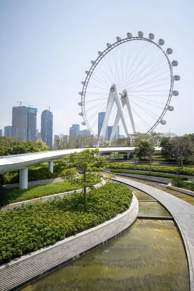Shenzhen, China- 9 Nisan 2025: Happy Harbour, Shenzhen 'deki Körfez Bölgesi Dönme Dolabının Işığı. Toplamda 28 dev ithal arabası var. Her arabanın net alanı 16.8 metrekaredir.