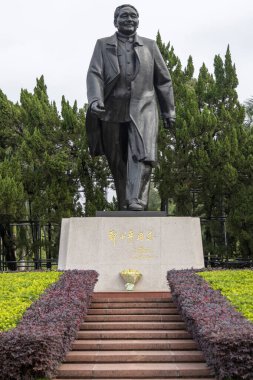 Shenzhen, China- 10 Nisan 2025 Shenzhen, Çin 'deki Lianhuashan Park' ında Bay Deng Xiaoping 'in heykeli. O, Çin 'in reform ve açılışının baş tasarımcısıydı..