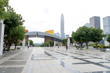 Shenzhen, Çin - 10 Nisan 2025: Shenzhen Şehir Merkezi binasını merkez eksenden Lianhuashan Parkı 'na kadar izleyin. Devlet daireleri olan çok amaçlı bir kamu binası. 