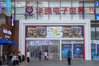 Shenzhen, China- 11 Nisan 2025: Shenzhen, Çin 'de Huaqiang Elektronik Dünyası. Elektronik bileşenler ve ikinci el elektronik ürünler içeriyordu.