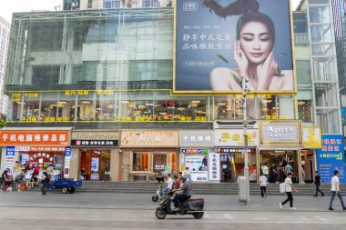 Shenzhen, China- 11 Nisan 2025: Shenzhen, Çin 'de Huaqiangbei manzarası. Dünyanın en büyük elektronik pazarı. Çeşitli bileşenler, aletler ve anlaşmalar bulabileceğiniz bir yer.