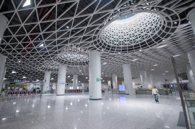 Shenzhen, Çin - 12 Nisan 2025: Shenzhen, Çin 'deki Gangxia North metro istasyonu. Çok moderndir. Tavanda ışığın istasyona girmesini sağlayan büyük delikler vardır..
