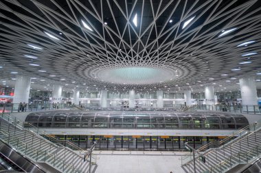 Shenzhen, Çin - 12 Nisan 2025: Shenzhen, Çin 'deki Gangxia North metro istasyonu. Çok moderndir. Tavanda ışığın istasyona girmesini sağlayan büyük delikler vardır..