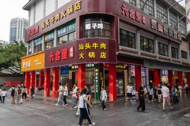 Shenzhen, Çin... 12 Nisan 2025 'te müşteriler ve ziyaretçiler Çin' in Shenzhen kentindeki ünlü Dongmen Pedestrian Sokağı 'nı doldurdular. Yaya dostu bir ortamda modernliğin geleneklerle buluştuğu yerdir.