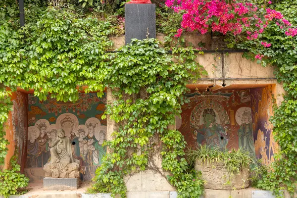 Shenzhen, Çin - 11 Nisan 2025: Qianjiang River Sanat Merkezi Shenzhen, Çin 'de yer almaktadır. Esasen klasik Çin ve Avrupa tarzına odaklanan birçok farklı temaya sahip bir sanat merkezidir.