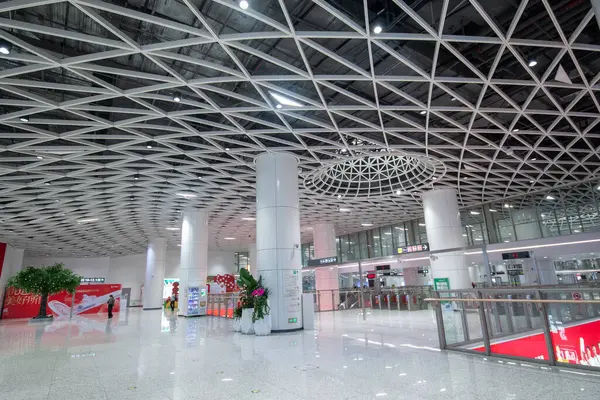 Shenzhen, Çin - 12 Nisan 2025: Shenzhen, Çin 'deki Gangxia North metro istasyonu. Çok moderndir. Tavanda ışığın istasyona girmesini sağlayan büyük delikler vardır..
