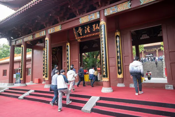 Shenzhen, Çin - 13 Nisan 2025: İnsanlar Xianhu Botanik Bahçesi Shenzhen, Çin 'deki Hongfa Tapınağını ziyaret ediyor. Tapınağın yapısı ve konumu bir mimari ve sanat şaheseridir.