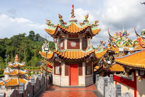 Kuala Pilah, Malezya - 10 Mayıs 2025: Malezya 'nın Kuala Pilah kentinde bulunan Si Thian Kong manzarası. Tanrı 'nın bu tapınakta taptığı ana ilah Dokuz İmparator Tanrısıdır.