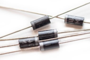 Beyaz arkaplanda izole edilmiş diyotu kapat. diyot bir elektronik bileşendir..