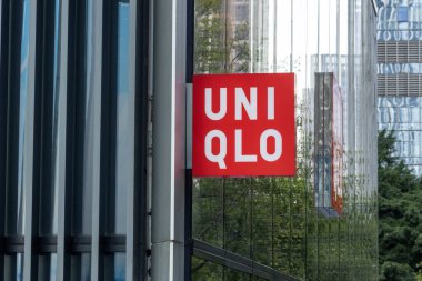 Shenzhen, Çin - 15 Nisan 2025: Shenzhen, Çin 'deki dükkanın önünde Uniqlo' nun işareti. Uniqlo sıradan bir Japon giyim tasarımcısı ve perakendecisi.