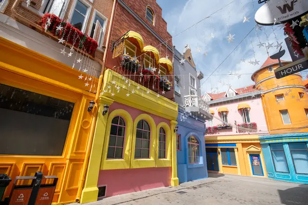 Shenzhen, Çin - 14 Nisan 2025: Melania Town, Çin 'in Shenzhen şehrinin merkezinde küçük bir Avrupa kasabası. Binaların ve tasarımın Avrupa tarzı olduğu bir kompleks.