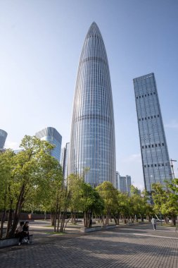 Shenzhen, China- 9 Nisan 2025 Shenzhen Talent 's Park' tan Shenzhen 'in ufuk çizgisi. Shenzhen şu anda Çin 'de 200 ve 300 metre yüksekliğindeki en yüksek gökdelenlere sahip.