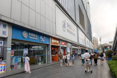 Shenzhen, China- 11 Nisan 2025: Shenzhen, Çin 'de Huaqiangbei manzarası. Dünyanın en büyük elektronik pazarı. Çeşitli bileşenler, aletler ve anlaşmalar bulabileceğiniz bir yer.
