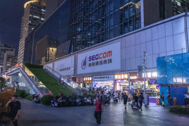 Shenzhen, China- 11 Nisan 2025: Shenzhen, Çin 'de Huaqiangbei manzarası. Dünyanın en büyük elektronik pazarı. Çeşitli bileşenler, aletler ve anlaşmalar bulabileceğiniz bir yer.