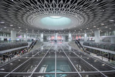 Shenzhen, Çin - 12 Nisan 2025: Shenzhen, Çin 'deki Gangxia North metro istasyonu. Çok moderndir. Tavanda ışığın istasyona girmesini sağlayan büyük delikler vardır..