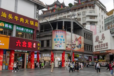 Shenzhen, Çin... 12 Nisan 2025 'te müşteriler ve ziyaretçiler Çin' in Shenzhen kentindeki ünlü Dongmen Pedestrian Sokağı 'nı doldurdular. Yaya dostu bir ortamda modernliğin geleneklerle buluştuğu yerdir.